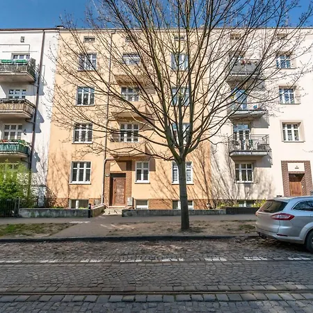 By Kasprowicz Park By Renters * Poznań